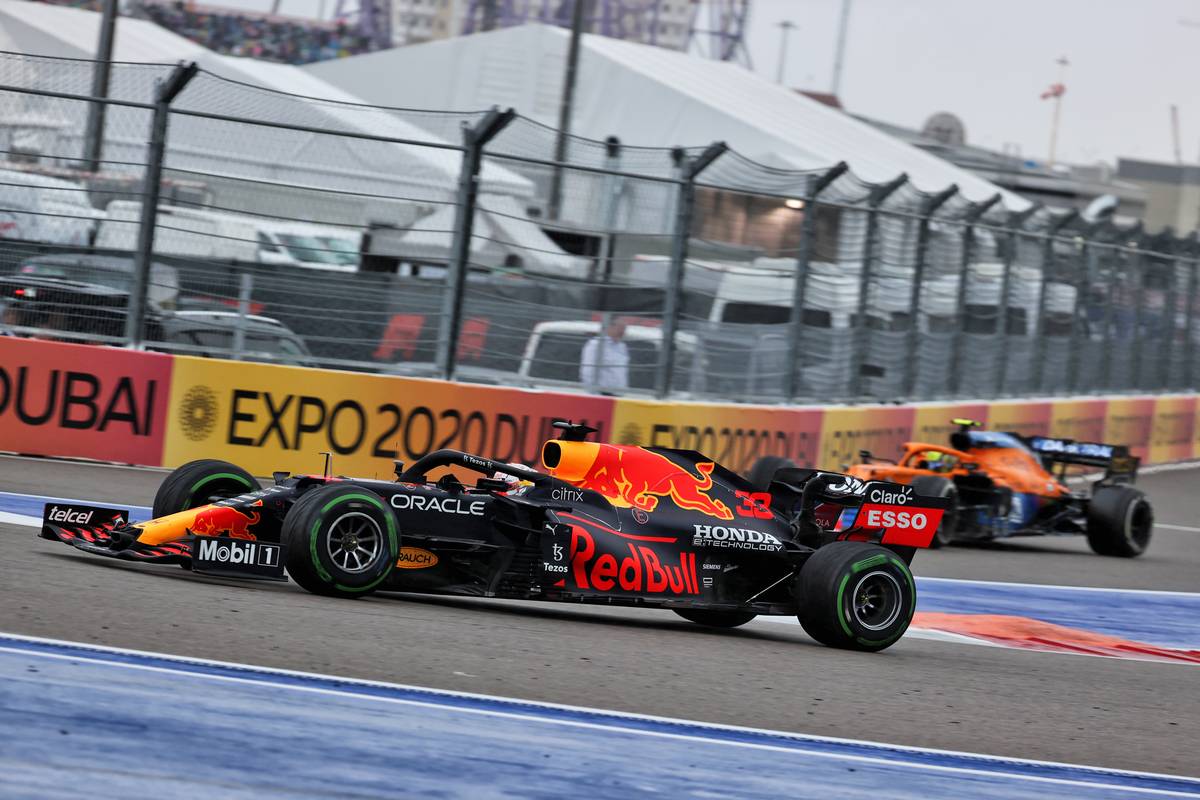 Lando Norris (GBR) McLaren MCL35M heads into the pits as Max Verstappen (NLD) Red Bull Racing RB16B passes him. 26.09.2021. Formula 1 World Championship, Rd 15, Russian Grand Prix, Sochi