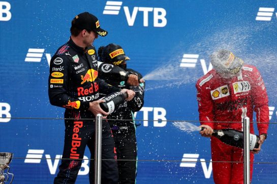 1st place Lewis Hamilton (GBR) Mercedes AMG F1 W12 with 2nd place Max Verstappen (NLD) Red Bull Racing RB16B and 3rd place Carlos Sainz Jr (ESP) Ferrari SF-21.
26.09.2021. Formula 1 World Championship, Rd 15, Russian Grand Prix, Sochi Autodrom, Sochi, Russia, Race Day.
- www.xpbimages.com, EMail: requests@xpbimages.com © Copyright: Batchelor / XPB Images