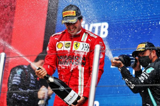 Carlos Sainz Jr (ESP) Ferrari celebrates his third position on the podium.
26.09.2021. Formula 1 World Championship, Rd 15, Russian Grand Prix, Sochi Autodrom, Sochi, Russia, Race Day.
- www.xpbimages.com, EMail: requests@xpbimages.com © Copyright: Moy / XPB Images