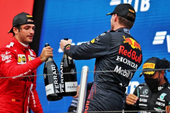 (L to R): Carlos Sainz Jr (ESP) Ferrari celebrates his third position on the podium with second placed Max Verstappen (NLD) Red Bull Racing.
26.09.2021. Formula 1 World Championship, Rd 15, Russian Grand Prix, Sochi Autodrom, Sochi, Russia, Race Day.
- www.xpbimages.com, EMail: requests@xpbimages.com © Copyright: Moy / XPB Images