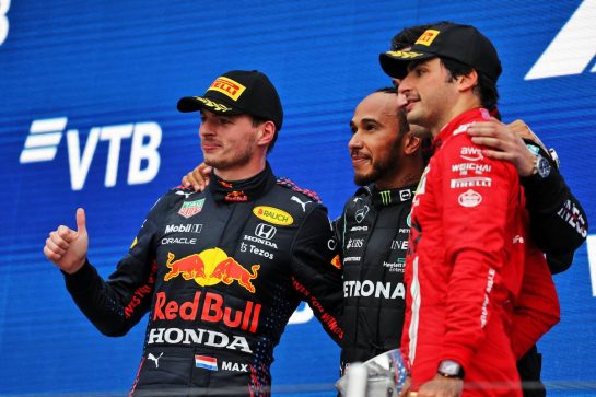 The podium (L to R): Max Verstappen (NLD) Red Bull Racing, second; Lewis Hamilton (GBR) Mercedes AMG F1, race winner; Carlos Sainz Jr (ESP) Ferrari, third.
26.09.2021. Formula 1 World Championship, Rd 15, Russian Grand Prix, Sochi Autodrom, Sochi, Russia, Race Day.
- www.xpbimages.com, EMail: requests@xpbimages.com © Copyright: Moy / XPB Images