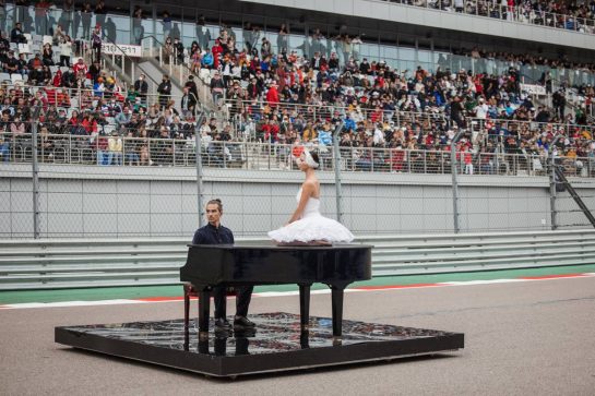 Grid atmosphere - a ballet dancer and a pianist.
26.09.2021. Formula 1 World Championship, Rd 15, Russian Grand Prix, Sochi Autodrom, Sochi, Russia, Race Day.
- www.xpbimages.com, EMail: requests@xpbimages.com © Copyright: Bearne / XPB Images