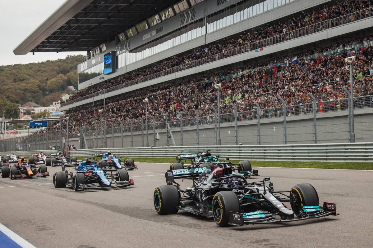 Lewis Hamilton (GBR) Mercedes AMG F1 W12 at the start of the race. 26.09.2021. Formula 1 World Championship, Rd 15, Russian Grand Prix, Sochi