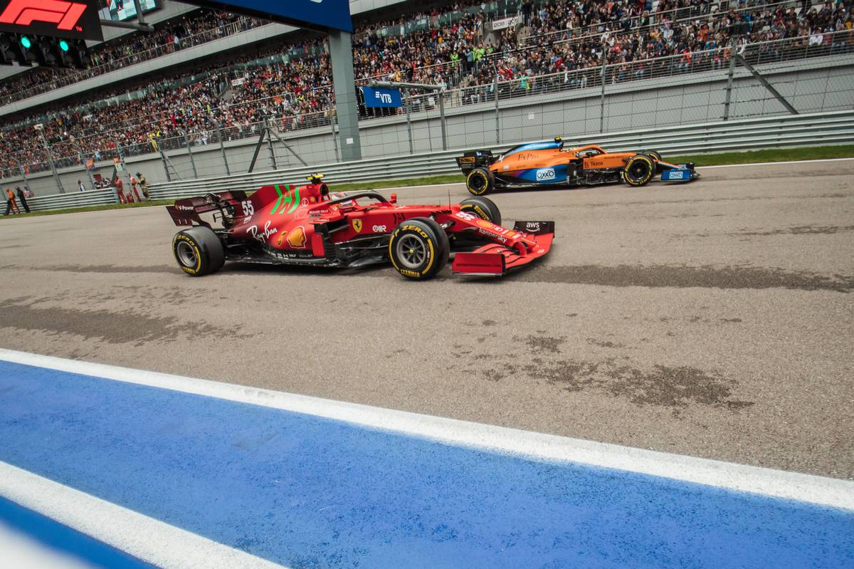 Carlos Sainz Jr (ESP) Ferrari SF-21 and Lando Norris (GBR) McLaren MCL35M at the start of the race. 26.09.2021. Formula 1 World Championship, Rd 15, Russian Grand Prix, Sochi