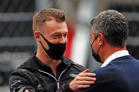 (L to R): Daniil Kvyat (RUS) Alpine F1 Team Reserve Driver with Michael Masi (AUS) FIA Race Director on the grid.
26.09.2021. Formula 1 World Championship, Rd 15, Russian Grand Prix, Sochi Autodrom, Sochi, Russia, Race Day.
- www.xpbimages.com, EMail: requests@xpbimages.com © Copyright: Moy / XPB Images