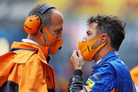 (L to R): Tom Stallard (GBR) McLaren Race Engineer with Daniel Ricciardo (AUS) McLaren on the grid.
26.09.2021. Formula 1 World Championship, Rd 15, Russian Grand Prix, Sochi Autodrom, Sochi, Russia, Race Day.
- www.xpbimages.com, EMail: requests@xpbimages.com © Copyright: Moy / XPB Images