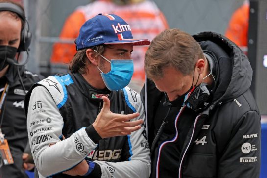 (L to R): Fernando Alonso (ESP) Alpine F1 Team with Marcin Budkowski (POL) Alpine F1 Team Executive Director on the grid.
26.09.2021. Formula 1 World Championship, Rd 15, Russian Grand Prix, Sochi Autodrom, Sochi, Russia, Race Day.
- www.xpbimages.com, EMail: requests@xpbimages.com © Copyright: Moy / XPB Images