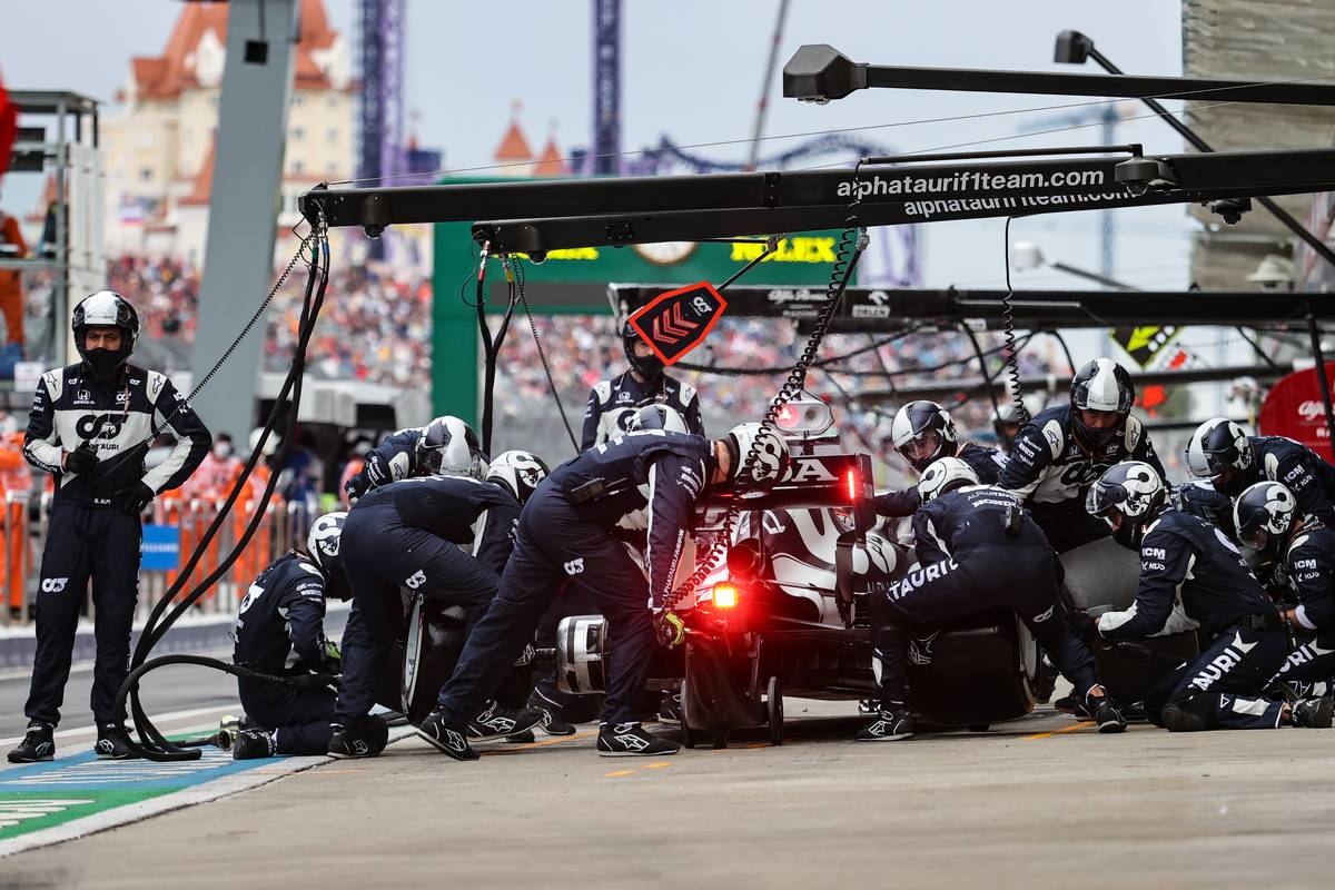 uki Tsunoda (JPN) AlphaTauri AT02 makes a pit stop. 26.09.2021. Formula 1 World Championship, Rd 15, Russian Grand Prix, Sochi