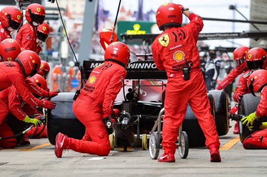 Charles Leclerc (MON) Ferrari SF-21 makes a pit stop.
26.09.2021. Formula 1 World Championship, Rd 15, Russian Grand Prix, Sochi Autodrom, Sochi, Russia, Race Day.
- www.xpbimages.com, EMail: requests@xpbimages.com © Copyright: Charniaux / XPB Images