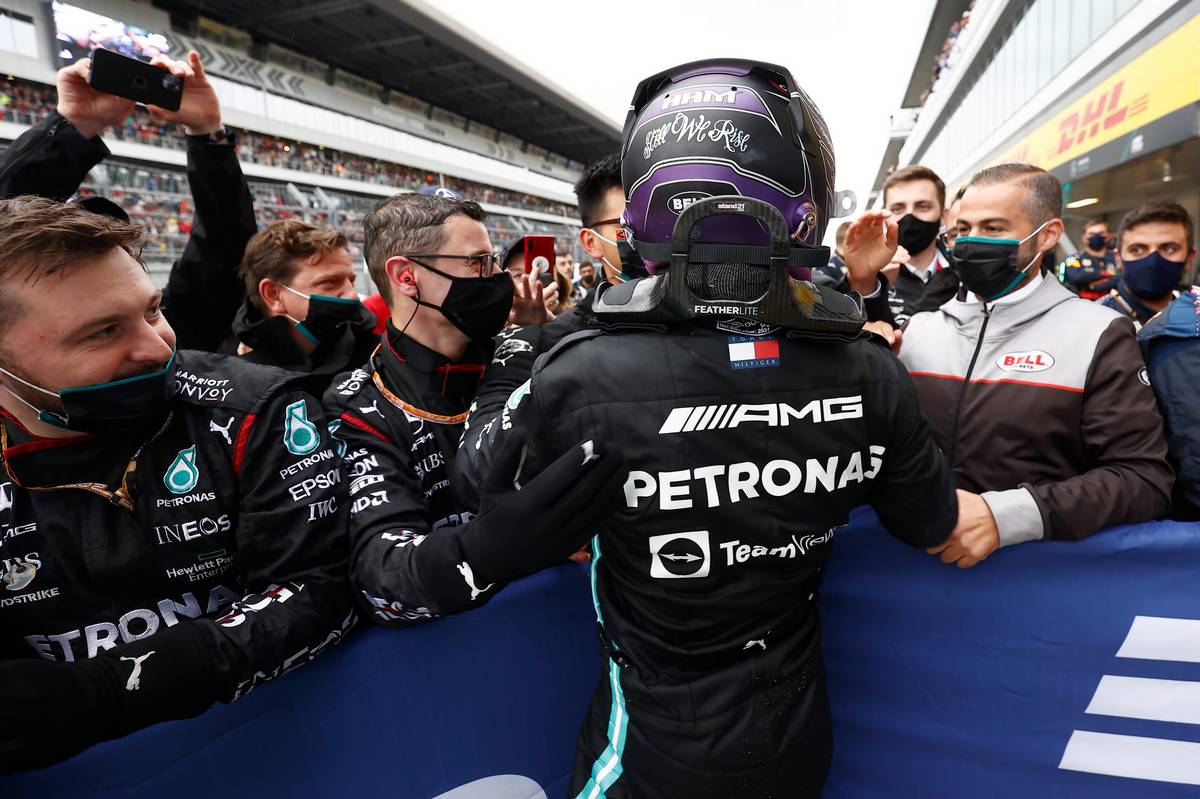 Race winner Lewis Hamilton (GBR) Mercedes AMG F1 celebrates with the team in parc ferme. 26.09.2021. Formula 1 World Championship, Rd 15, Russian Grand Prix, Sochi