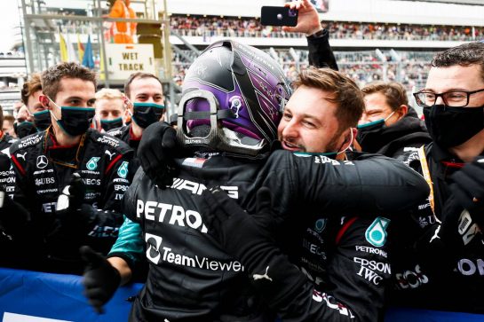 Race winner Lewis Hamilton (GBR) Mercedes AMG F1 celebrates with the team in parc ferme.
26.09.2021. Formula 1 World Championship, Rd 15, Russian Grand Prix, Sochi Autodrom, Sochi, Russia, Race Day.
- www.xpbimages.com, EMail: requests@xpbimages.com © Copyright: FIA Pool Image for Editorial Use Only