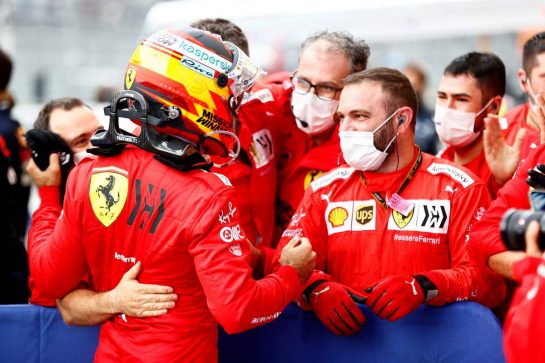Carlos Sainz Jr (ESP) Ferrari celebrates his third position with the team in parc ferme.
26.09.2021. Formula 1 World Championship, Rd 15, Russian Grand Prix, Sochi Autodrom, Sochi, Russia, Race Day.
- www.xpbimages.com, EMail: requests@xpbimages.com © Copyright: FIA Pool Image for Editorial Use Only