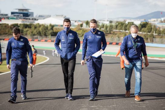 Nicholas Latifi (CDN) Williams Racing walks the circuit with the team.
07.10.2021. Formula 1 World Championship, Rd 16, Turkish Grand Prix, Istanbul, Turkey, Preparation Day.
- www.xpbimages.com, EMail: requests@xpbimages.com © Copyright: Bearne / XPB Images