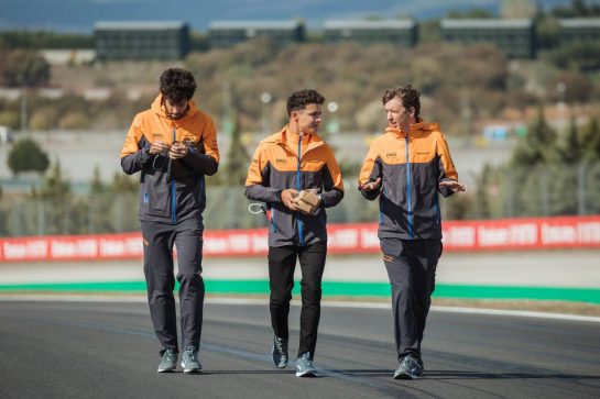 Lando Norris (GBR) McLaren walks the circuit with the team.
07.10.2021. Formula 1 World Championship, Rd 16, Turkish Grand Prix, Istanbul, Turkey, Preparation Day.
- www.xpbimages.com, EMail: requests@xpbimages.com © Copyright: Bearne / XPB Images