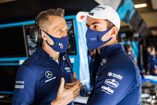 (L to R): Gaetan Jego, Williams Racing Race Engineer with Nicholas Latifi (CDN) Williams Racing.
09.10.2021. Formula 1 World Championship, Rd 16, Turkish Grand Prix, Istanbul, Turkey, Qualifying Day.
- www.xpbimages.com, EMail: requests@xpbimages.com © Copyright: Bearne / XPB Images