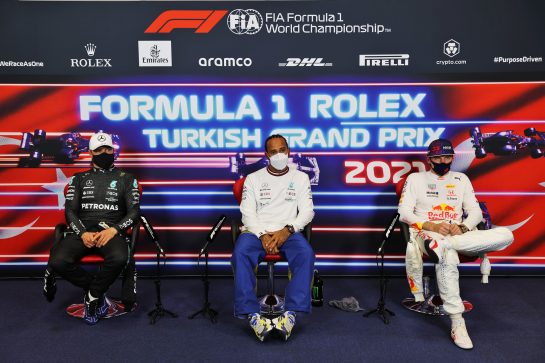 (L to R): Valtteri Bottas (FIN) Mercedes AMG F1; Lewis Hamilton (GBR) Mercedes AMG F1; and Max Verstappen (NLD) Red Bull Racing, in the post qualifying FIA Press Conference.
09.10.2021. Formula 1 World Championship, Rd 16, Turkish Grand Prix, Istanbul, Turkey, Qualifying Day.
- www.xpbimages.com, EMail: requests@xpbimages.com © Copyright: Batchelor / XPB Images