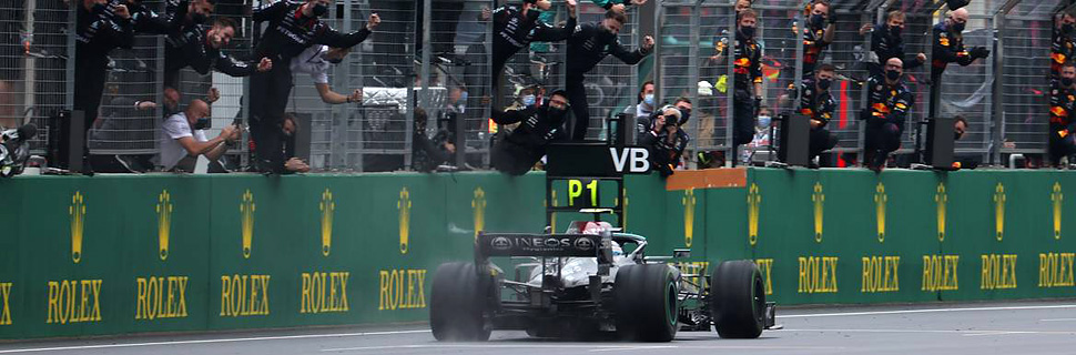 1st place Valtteri Bottas (FIN) Mercedes AMG F1 passes the team. 10.2021. Formula 1 World Championship, Rd 16, Turkish Grand Prix, Istanbul