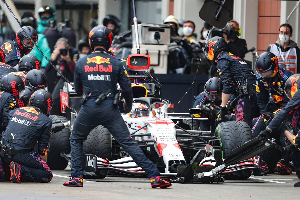 Max Verstappen (NLD) Red Bull Racing RB16B makes a pit stop. 10.10.2021. Formula 1 World Championship, Rd 16, Turkish Grand Prix, Istanbul