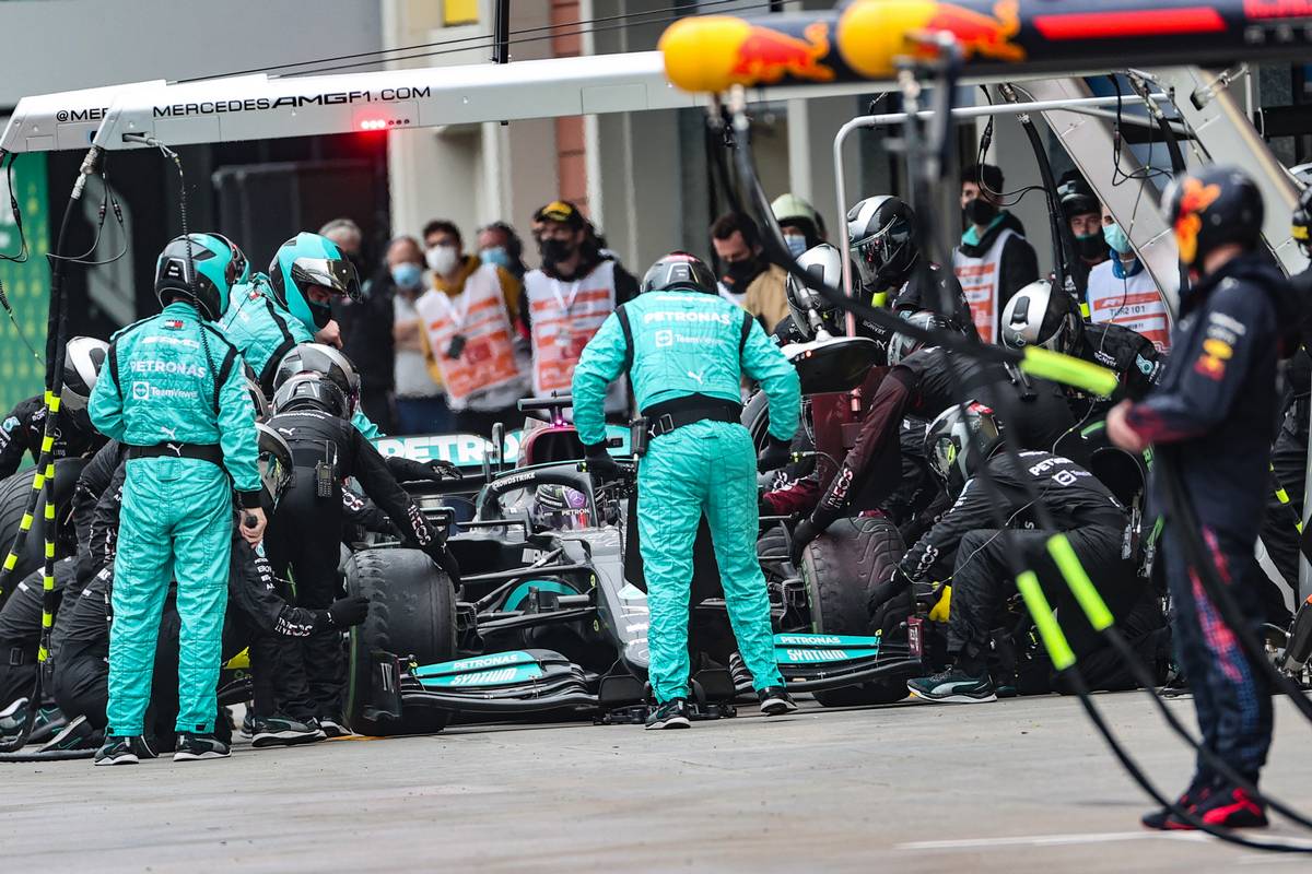 Lewis Hamilton (GBR) Mercedes AMG F1 W12 makes a pit stop. 10.10.2021. Formula 1 World Championship, Rd 16, Turkish Grand Prix, Istanbul