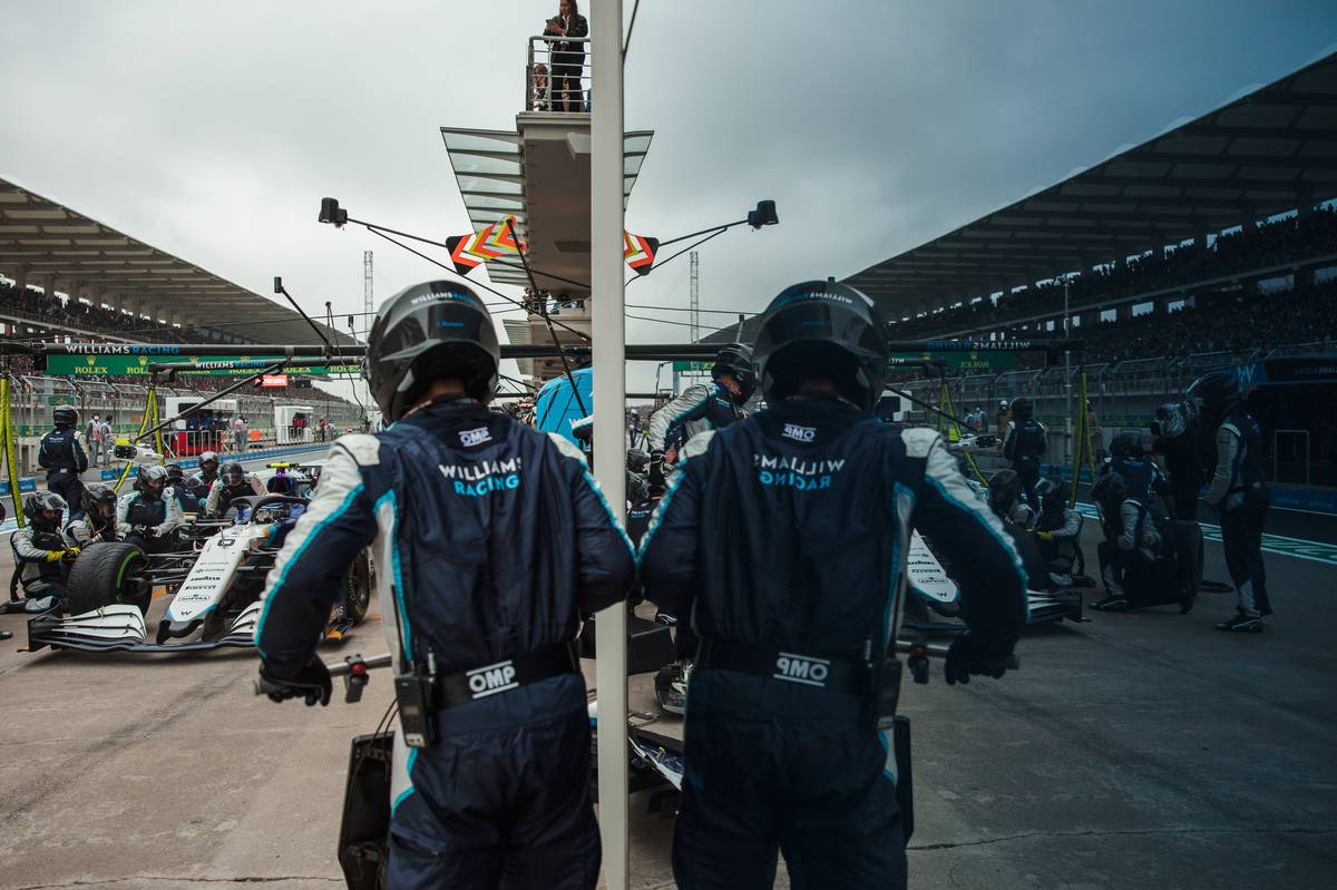 Nicholas Latifi (CDN) Williams Racing FW43B makes a pit stop. 10.10.2021. Formula 1 World Championship, Rd 16, Turkish Grand Prix, Istanbul