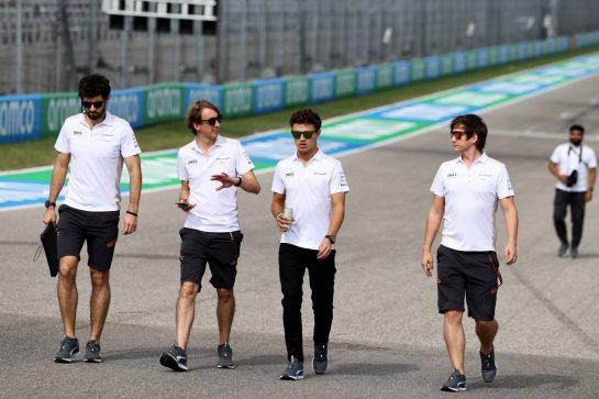 Lando Norris (GBR) McLaren walks the circuit with the team.
21.10.2021. Formula 1 World Championship, Rd 17, United States Grand Prix, Austin, Texas, USA, Preparation Day.
- www.xpbimages.com, EMail: requests@xpbimages.com © Copyright: Moy / XPB Images