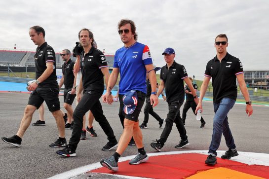 Fernando Alonso (ESP) Alpine F1 Team and Daniil Kvyat (RUS) Alpine F1 Team Reserve Driver walk the circuit with the team.
21.10.2021. Formula 1 World Championship, Rd 17, United States Grand Prix, Austin, Texas, USA, Preparation Day.
- www.xpbimages.com, EMail: requests@xpbimages.com © Copyright: Moy / XPB Images