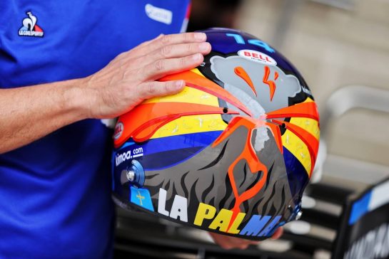 Fernando Alonso (ESP) Alpine F1 Team with a helmet supporting those affected by the La Palma volcanic eruption.
21.10.2021. Formula 1 World Championship, Rd 17, United States Grand Prix, Austin, Texas, USA, Preparation Day.
- www.xpbimages.com, EMail: requests@xpbimages.com © Copyright: Moy / XPB Images