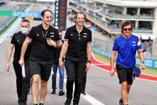 Fernando Alonso (ESP) Alpine F1 Team walks the circuit with the team.
21.10.2021. Formula 1 World Championship, Rd 17, United States Grand Prix, Austin, Texas, USA, Preparation Day.
- www.xpbimages.com, EMail: requests@xpbimages.com © Copyright: Moy / XPB Images