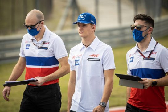 Mick Schumacher (GER) Haas F1 Team walks the circuit with the team.
21.10.2021. Formula 1 World Championship, Rd 17, United States Grand Prix, Austin, Texas, USA, Preparation Day.
- www.xpbimages.com, EMail: requests@xpbimages.com © Copyright: Bearne / XPB Images