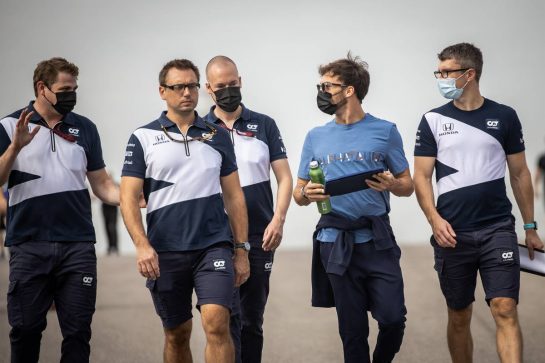 Pierre Gasly (FRA) AlphaTauri walks the circuit with the team.
21.10.2021. Formula 1 World Championship, Rd 17, United States Grand Prix, Austin, Texas, USA, Preparation Day.
- www.xpbimages.com, EMail: requests@xpbimages.com © Copyright: Bearne / XPB Images