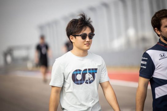 Yuki Tsunoda (JPN) AlphaTauri walks the circuit with the team.
21.10.2021. Formula 1 World Championship, Rd 17, United States Grand Prix, Austin, Texas, USA, Preparation Day.
- www.xpbimages.com, EMail: requests@xpbimages.com © Copyright: Bearne / XPB Images