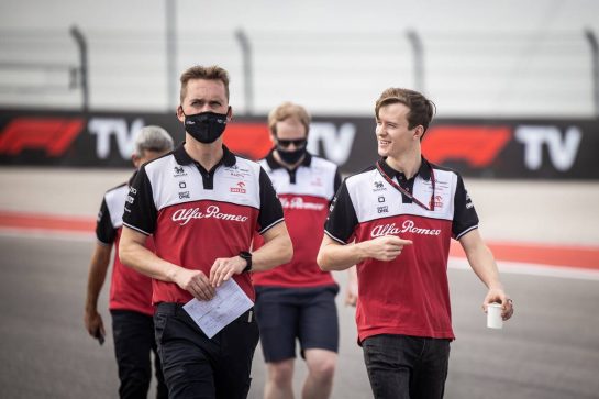 Callum Ilott (GBR) Alfa Romeo Racing Reserve Driver walks the circuit with the team.
21.10.2021. Formula 1 World Championship, Rd 17, United States Grand Prix, Austin, Texas, USA, Preparation Day.
- www.xpbimages.com, EMail: requests@xpbimages.com © Copyright: Bearne / XPB Images