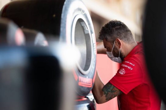 Ferrari mechanic with Pirelli tyres.
21.10.2021. Formula 1 World Championship, Rd 17, United States Grand Prix, Austin, Texas, USA, Preparation Day.
- www.xpbimages.com, EMail: requests@xpbimages.com © Copyright: Price / XPB Images