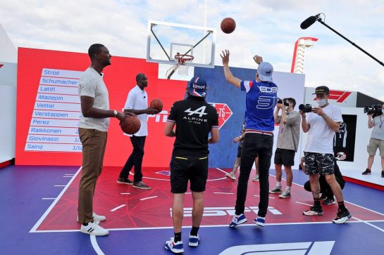 Fernando Alonso (ESP) Alpine F1 Team and Esteban Ocon (FRA) Alpine F1 Team play basketball in the paddock with Chris Bosh (USA) Former Basketball Player and Dikembe Mutombo, Former Basketball Player.
21.10.2021. Formula 1 World Championship, Rd 17, United States Grand Prix, Austin, Texas, USA, Preparation Day.
- www.xpbimages.com, EMail: requests@xpbimages.com © Copyright: Moy / XPB Images