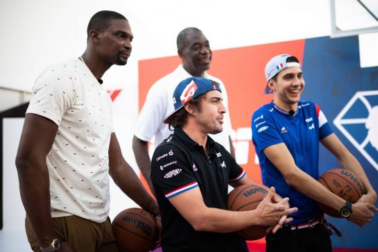 Fernando Alonso (ESP) Alpine F1 Team and Esteban Ocon (FRA) Alpine F1 Team play basketball in the paddock with Chris Bosh (USA) Former Basketball Player and Dikembe Mutombo, Former Basketball Player.
21.10.2021. Formula 1 World Championship, Rd 17, United States Grand Prix, Austin, Texas, USA, Preparation Day.
- www.xpbimages.com, EMail: requests@xpbimages.com © Copyright: Price / XPB Images