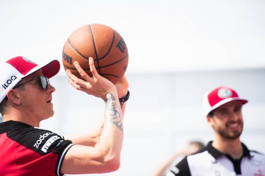 Kimi Raikkonen (FIN) Alfa Romeo Racing plays basketball in the paddock
21.10.2021. Formula 1 World Championship, Rd 17, United States Grand Prix, Austin, Texas, USA, Preparation Day.
- www.xpbimages.com, EMail: requests@xpbimages.com © Copyright: Price / XPB Images