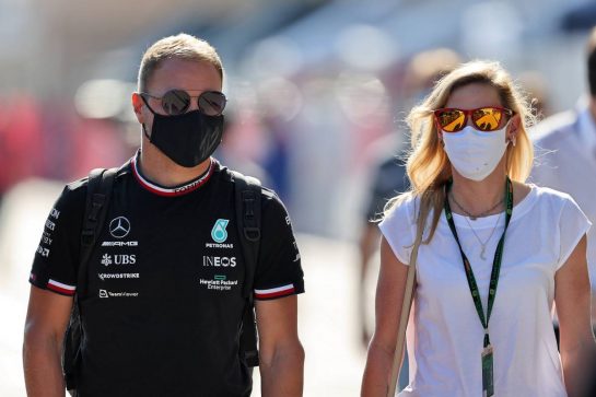 (L to R): Valtteri Bottas (FIN) Mercedes AMG F1 with his girlfriend Tiffany Cromwell (AUS) Professional Cyclist.
22.10.2021. Formula 1 World Championship, Rd 17, United States Grand Prix, Austin, Texas, USA, Practice Day.
- www.xpbimages.com, EMail: requests@xpbimages.com © Copyright: Moy / XPB Images