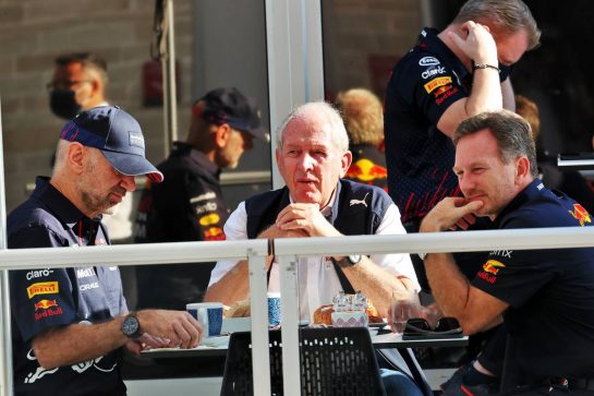 (L to R): Adrian Newey (GBR) Red Bull Racing Chief Technical Officer; Dr Helmut Marko (AUT) Red Bull Motorsport Consultant; and Christian Horner (GBR) Red Bull Racing Team Principal.
22.10.2021. Formula 1 World Championship, Rd 17, United States Grand Prix, Austin, Texas, USA, Practice Day.
- www.xpbimages.com, EMail: requests@xpbimages.com © Copyright: Batchelor / XPB Images