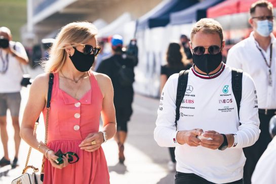 Valtteri Bottas (FIN) Mercedes AMG F1 with his girlfriend Tiffany Cromwell (AUS) Professional Cyclist.
23.10.2021. Formula 1 World Championship, Rd 17, United States Grand Prix, Austin, Texas, USA, Qualifying Day.
- www.xpbimages.com, EMail: requests@xpbimages.com © Copyright: Bearne / XPB Images
