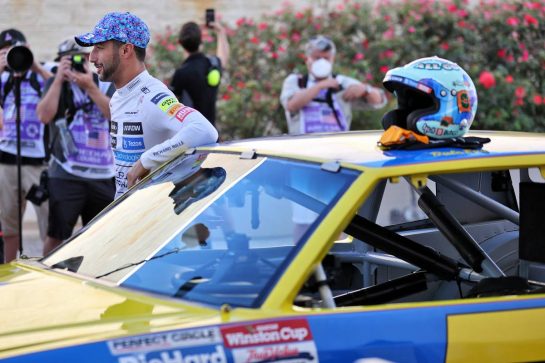 Daniel Ricciardo (AUS) McLaren with Dale Earnhardts 1984 Wrangler Chevrolet Monte Carlo.
23.10.2021. Formula 1 World Championship, Rd 17, United States Grand Prix, Austin, Texas, USA, Qualifying Day.
- www.xpbimages.com, EMail: requests@xpbimages.com © Copyright: Batchelor / XPB Images