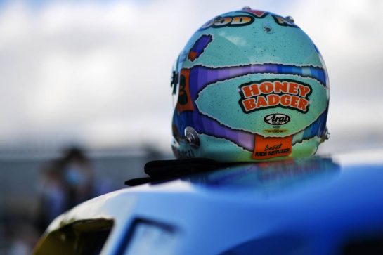 The NASCAR style helmet of Daniel Ricciardo (AUS) McLaren.
23.10.2021. Formula 1 World Championship, Rd 17, United States Grand Prix, Austin, Texas, USA, Qualifying Day.
- www.xpbimages.com, EMail: requests@xpbimages.com © Copyright: Price / XPB Images