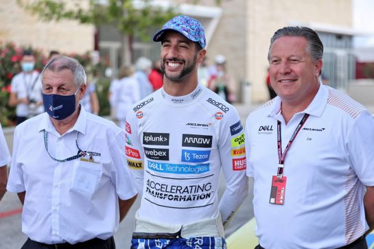 Daniel Ricciardo (AUS) McLaren (Centre) and Zak Brown (USA) McLaren Executive Director (Right).
23.10.2021. Formula 1 World Championship, Rd 17, United States Grand Prix, Austin, Texas, USA, Qualifying Day.
- www.xpbimages.com, EMail: requests@xpbimages.com © Copyright: Batchelor / XPB Images
