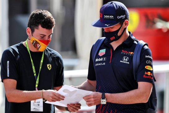 Max Verstappen (NLD) Red Bull Racing signs autographs for the fans.
23.10.2021. Formula 1 World Championship, Rd 17, United States Grand Prix, Austin, Texas, USA, Qualifying Day.
- www.xpbimages.com, EMail: requests@xpbimages.com © Copyright: Moy / XPB Images