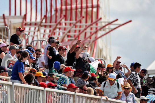 Circuit atmosphere - fans in the grandstand.
23.10.2021. Formula 1 World Championship, Rd 17, United States Grand Prix, Austin, Texas, USA, Qualifying Day.
- www.xpbimages.com, EMail: requests@xpbimages.com © Copyright: Batchelor / XPB Images