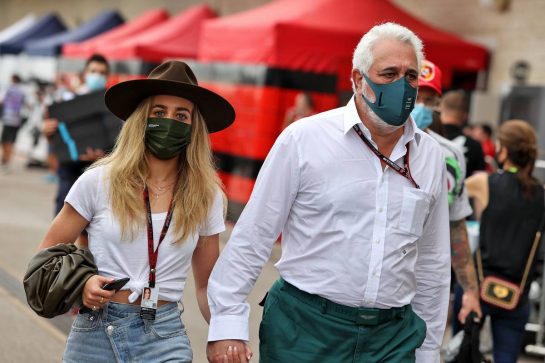 Lawrence Stroll (CDN) Aston Martin F1 Team Investor with his daughter Chloe Stroll (CDN)
24.10.2021. Formula 1 World Championship, Rd 17, United States Grand Prix, Austin, Texas, USA, Race Day.
- www.xpbimages.com, EMail: requests@xpbimages.com © Copyright: Moy / XPB Images