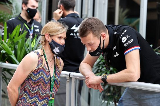 (L to R): Tiffany Cromwell (AUS) Professional Cyclist with Daniil Kvyat (RUS) Alpine F1 Team Reserve Driver.
24.10.2021. Formula 1 World Championship, Rd 17, United States Grand Prix, Austin, Texas, USA, Race Day.
- www.xpbimages.com, EMail: requests@xpbimages.com © Copyright: Moy / XPB Images