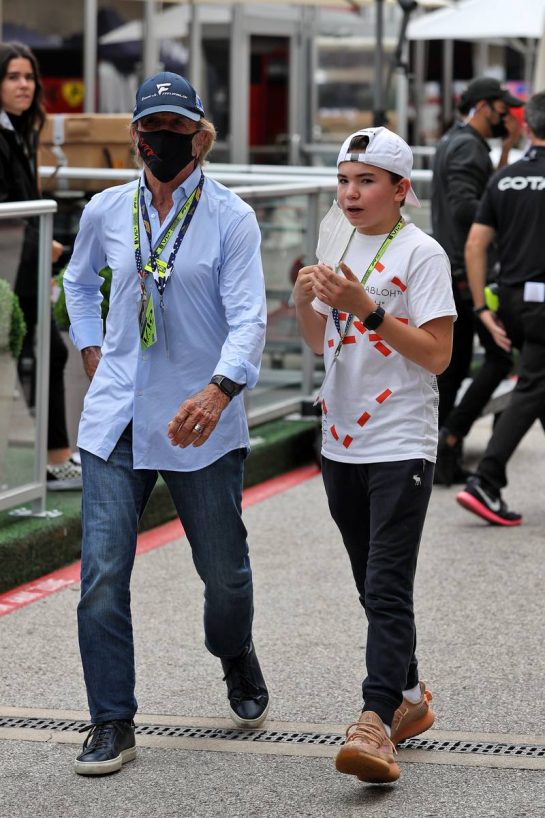 Emerson Fittipaldi (BRA) with Emerson Fittipaldi Jr (BRA).
24.10.2021. Formula 1 World Championship, Rd 17, United States Grand Prix, Austin, Texas, USA, Race Day.
- www.xpbimages.com, EMail: requests@xpbimages.com © Copyright: Moy / XPB Images