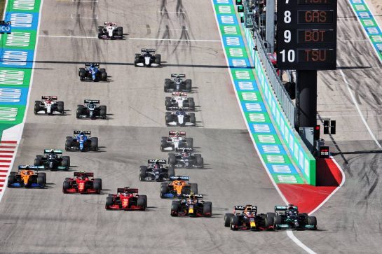 (L to R): Max Verstappen (NLD) Red Bull Racing RB16B and Lewis Hamilton (GBR) Mercedes AMG F1 W12 battle for the lead at the start of the race.
24.10.2021. Formula 1 World Championship, Rd 17, United States Grand Prix, Austin, Texas, USA, Race Day.
- www.xpbimages.com, EMail: requests@xpbimages.com © Copyright: Batchelor / XPB Images