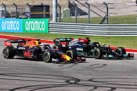 (L to R): Max Verstappen (NLD) Red Bull Racing RB16B and Lewis Hamilton (GBR) Mercedes AMG F1 W12 battle for the lead at the start of the race.
24.10.2021. Formula 1 World Championship, Rd 17, United States Grand Prix, Austin, Texas, USA, Race Day.
- www.xpbimages.com, EMail: requests@xpbimages.com © Copyright: Batchelor / XPB Images
