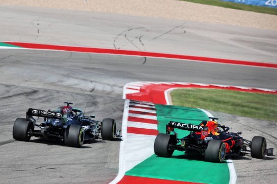 (L to R): Lewis Hamilton (GBR) Mercedes AMG F1 W12 and Max Verstappen (NLD) Red Bull Racing RB16B battle for the lead at the start of the race.
24.10.2021. Formula 1 World Championship, Rd 17, United States Grand Prix, Austin, Texas, USA, Race Day.
- www.xpbimages.com, EMail: requests@xpbimages.com © Copyright: Batchelor / XPB Images
